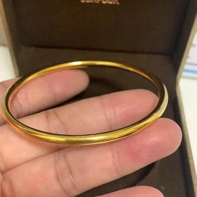 金手镯剪开竟流出液体轻了近2克