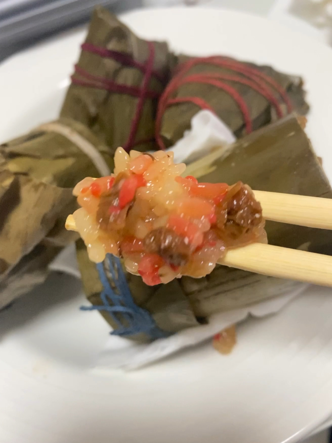 来伊份粽子被指吃出带血创可贴