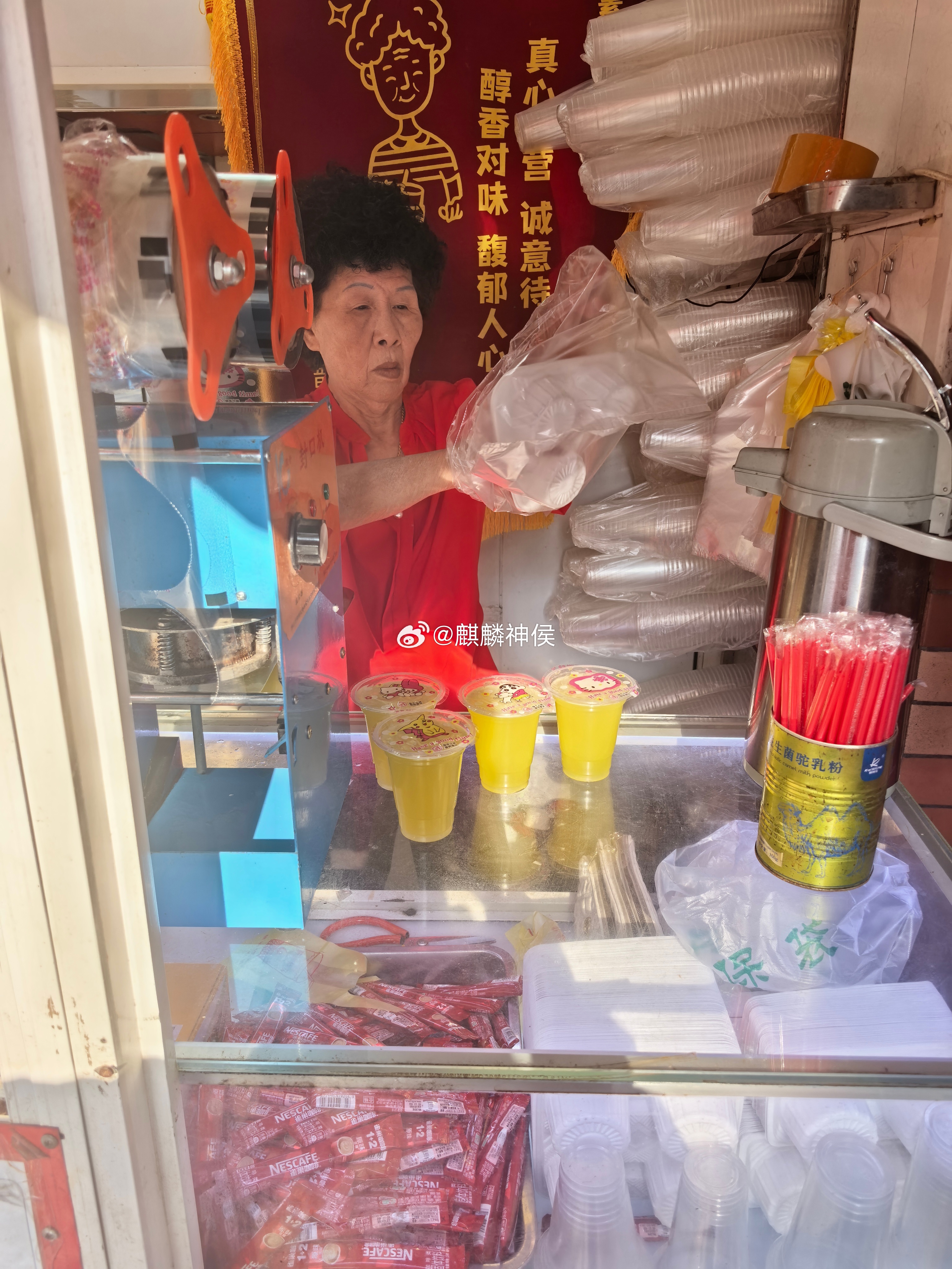 10元手冲咖啡阿姨爆火一年后现状：从网红到平凡，她经历了什么？