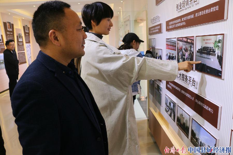 男子打开飞机安全出口 被警方带走