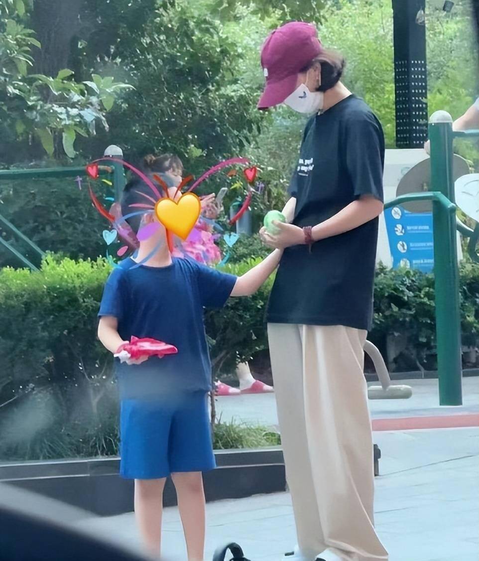 赵德胤单独带赵丽颖儿子玩耍