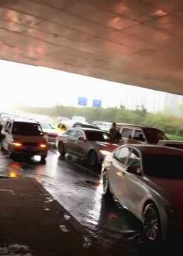 车辆在桥下躲冰雹致堵车违法吗