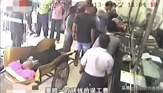 病重老人被要求亲自取钱在银行去世