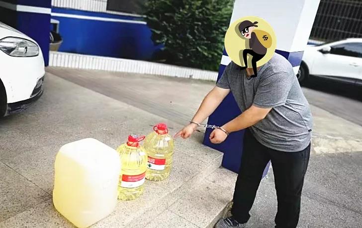 汽车暗藏6桶散装汽油吓坏民警