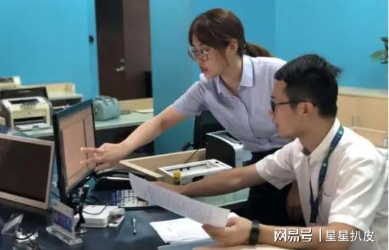 评论员谈病重老人在银行取钱时去世