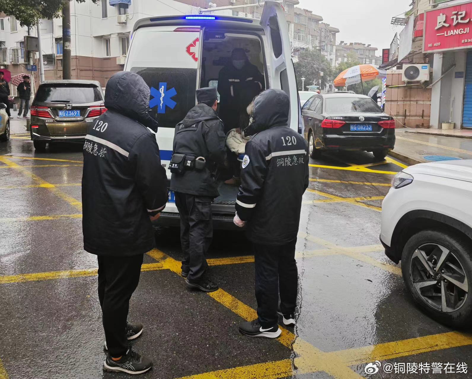女子突发不适 特警安抚送医