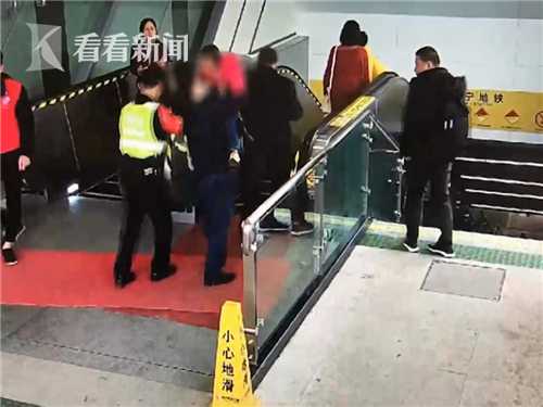 男子故意将孩子遗弃在地铁站