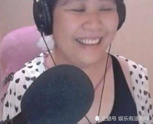 张婧仪直播自曝吃排骨把牙崩掉了