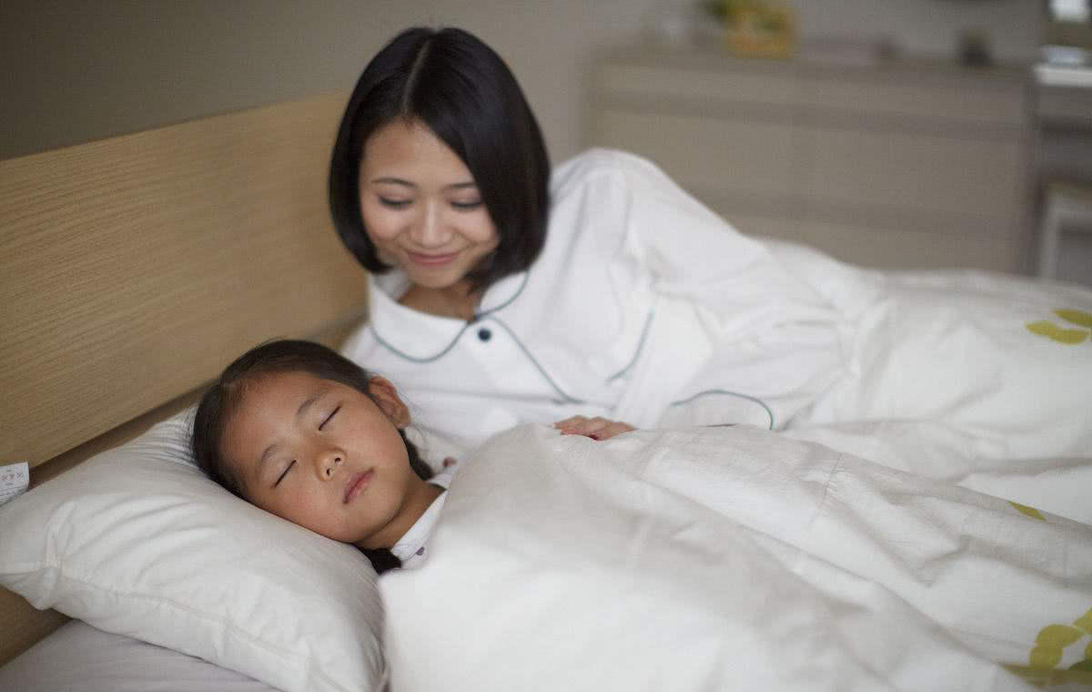 女儿一觉睡到下午五点被妈妈叫醒