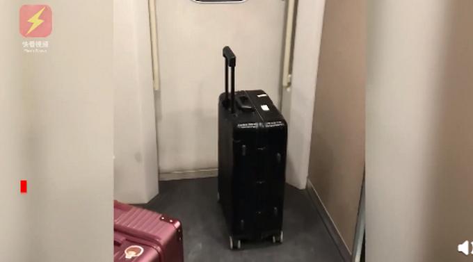 高铁启动时女子突然冲出被门夹住