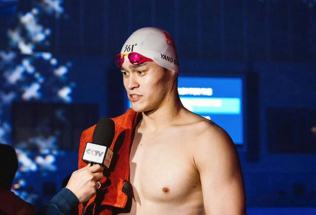 孙杨赛后久久不忍离去