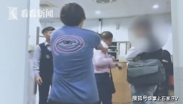 男子报团旅游遭遇女团友“诱惑”