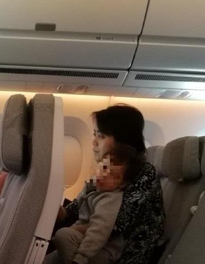 如何看待母子错过航班大闹机场