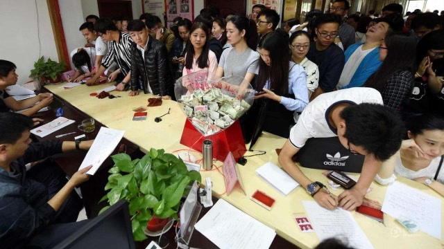520民政局新人通宵排队领证