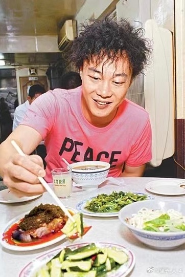 陈奕迅晒照报平安：复活后先吃肉