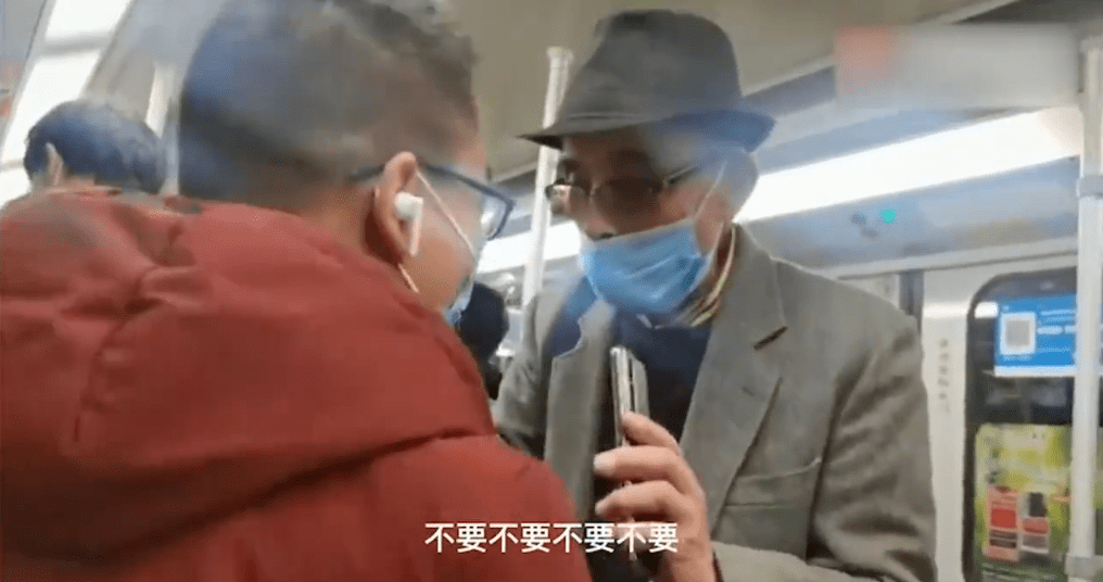 上海地铁回应83岁老人强拉小伙让座：道德绑架还是权利之争？