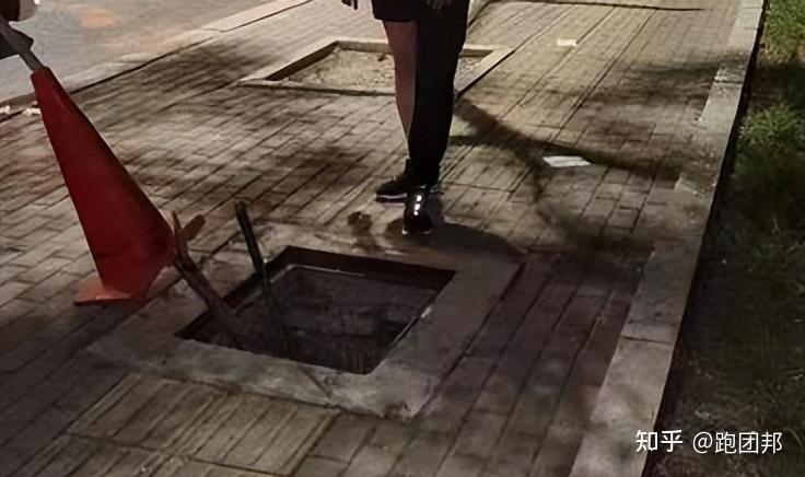 走路时踩空 大学生掉化粪池遇难