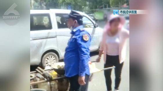 女摊贩紧拽城管大腿