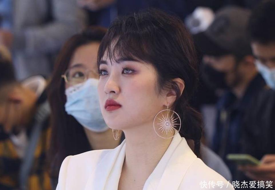 姚安娜戴工牌到车间工厂打工