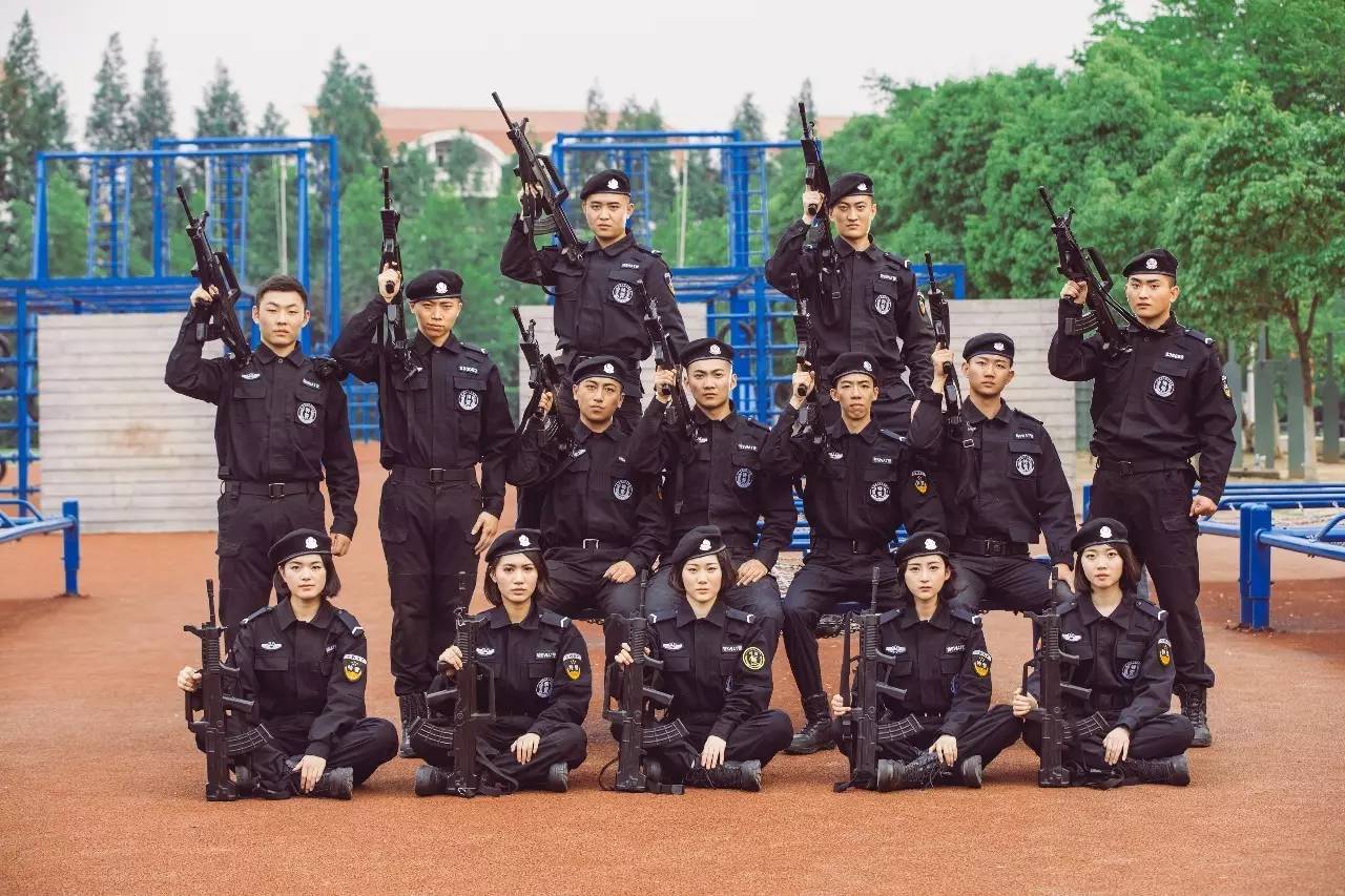 南京警官学院拍毕业照 压迫感爆棚
