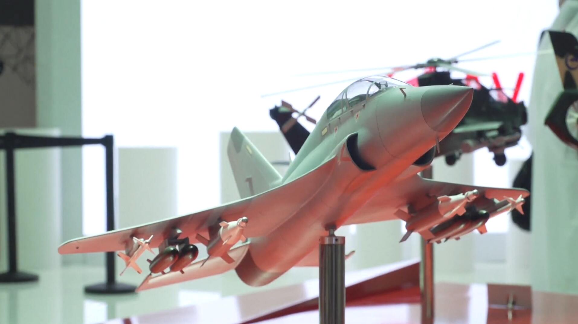 歼10CE模型成兰卡威海空展打卡点