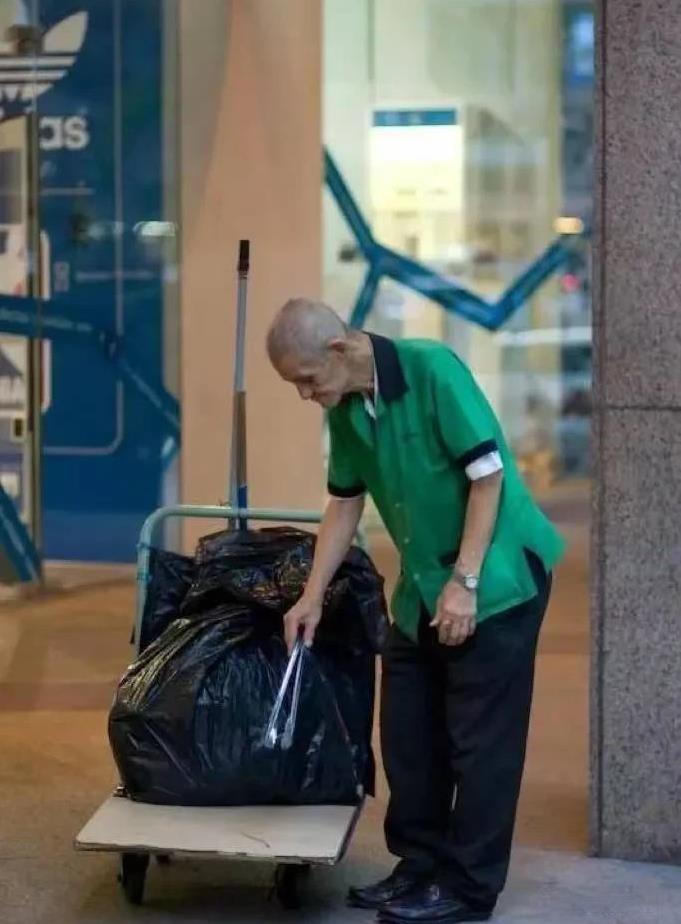 保洁大爷擦玻璃猝死