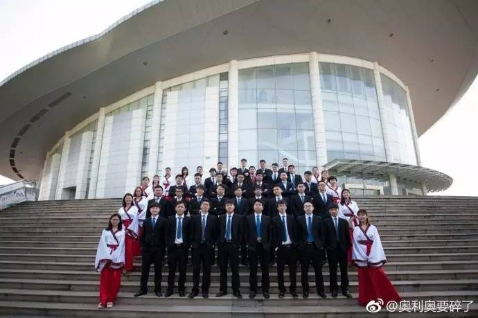 江苏警官学院拍毕业照 压迫感爆棚