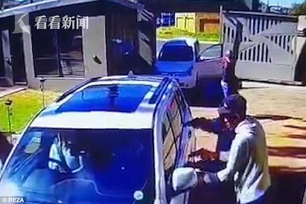 司机举枪让乘客下车