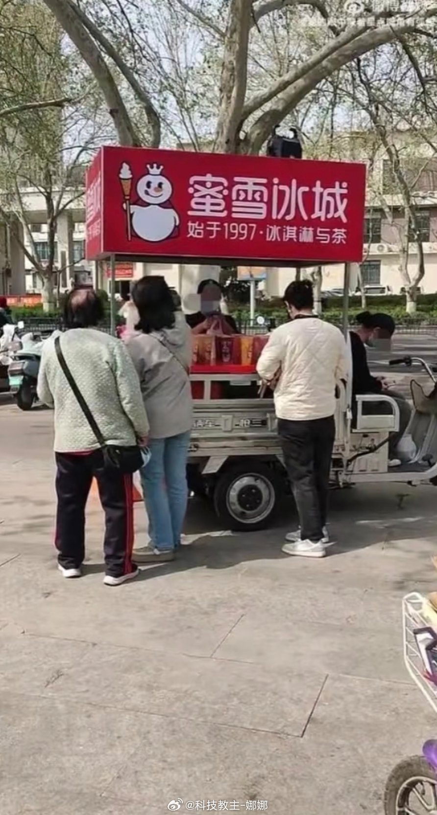 蜜雪冰城回应网友倒卖柠檬水赚差价