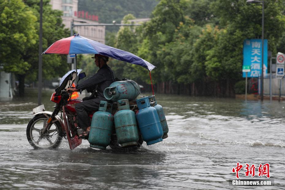 贵州暴雨淹没车辆 有商户损失数万元