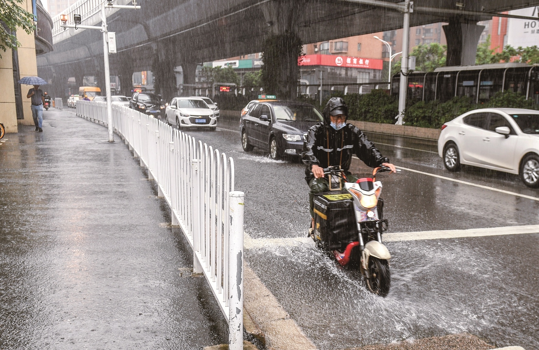 武汉暴雨电闪雷鸣 道路出现积水