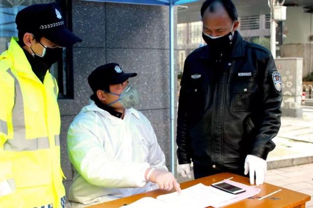 武大校门被淹一米深