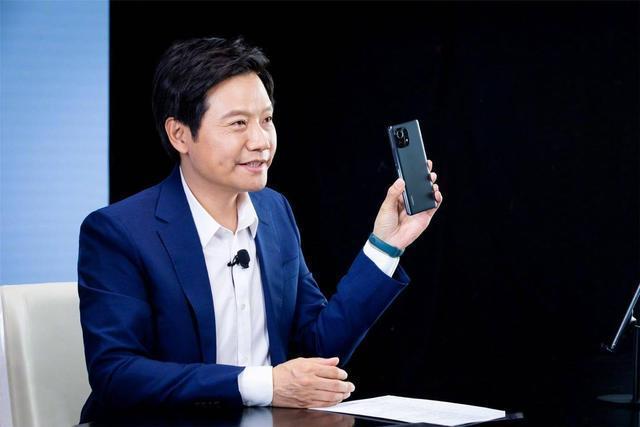 雷军回应新手机为何定价较高？揭秘背后真相令人震惊！