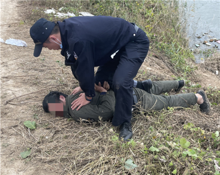 惊险！小偷被追到体力不支，市民合力擒获引热议