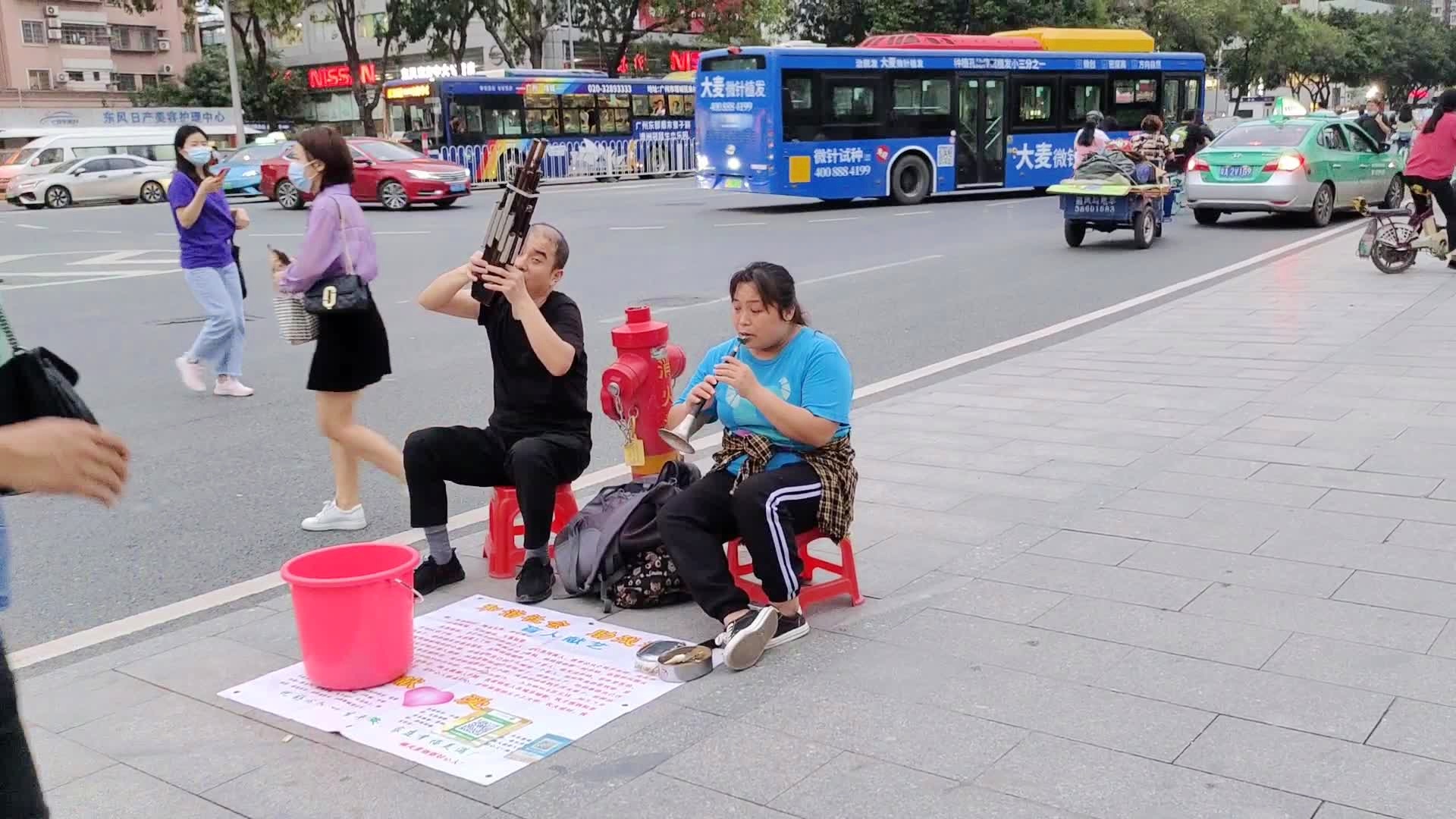 "90后夫妻街头卖艺"爆红网络！他们的故事为何让人泪目？