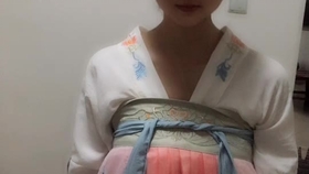 震惊！26岁女孩出门全副武装防晒致骨质疏松，医生警告：防晒过度危害大！