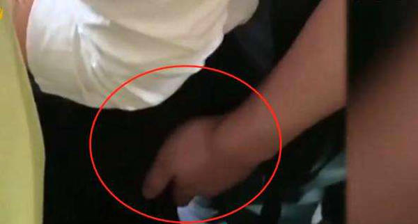 震惊！高校男生偷拍女性被当场抓获，校方回应引热议