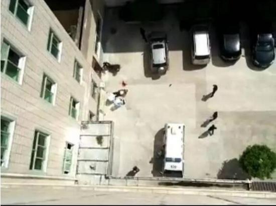 震惊！扬州一商场内有人坠亡，事件背后真相令人深思
