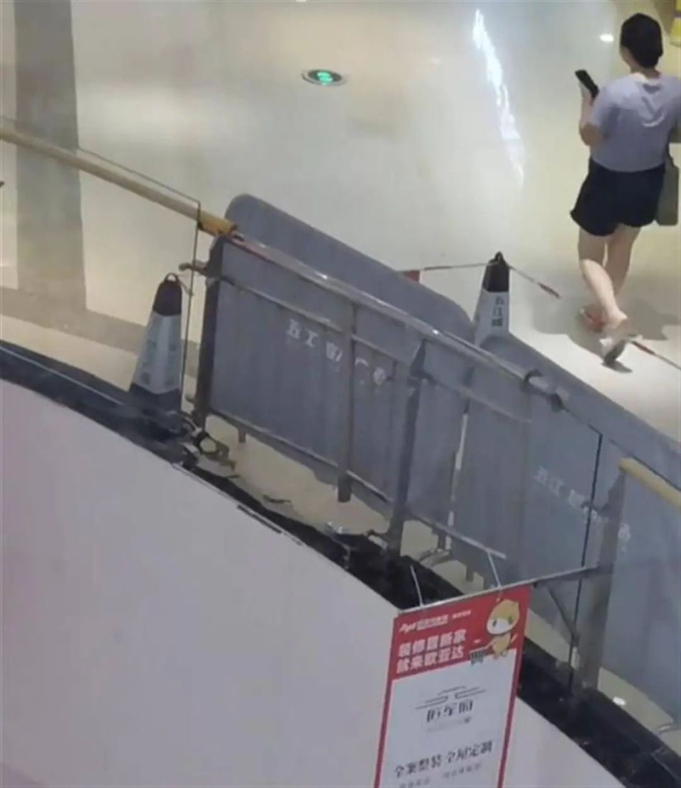 震惊！扬州一商场内有人坠亡，现场细节曝光引深思