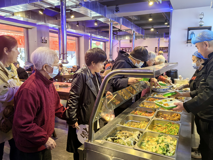 🔥震惊！"人狗分餐共享火锅店"火爆出圈，宠物友好还是卫生隐患？