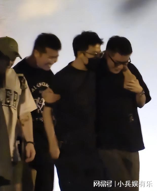 震惊！金晨与黄轩深夜聚会曝光，两人关系引发网友热议