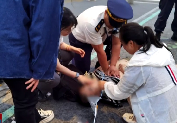 暖心！女子跌落下水道脱险后原地提醒路人，网友：这才是真善良！