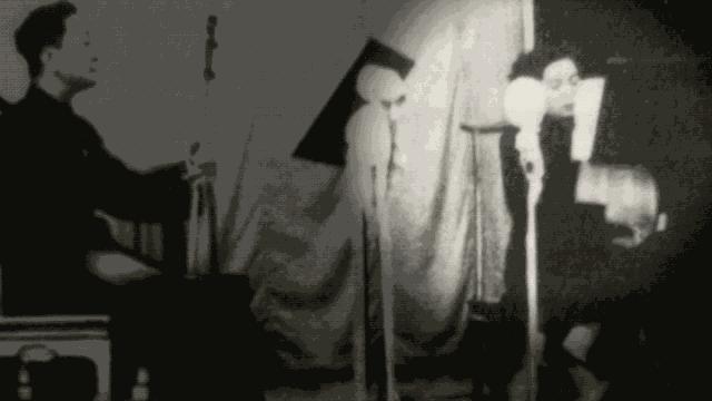 "90后夫妻街头卖艺"引热议：他们为何放弃高薪选择自由人生？