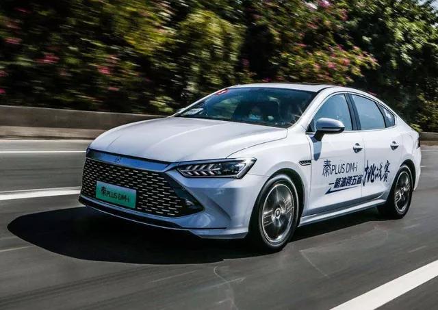 惊魂一刻！高速上演“刀片超车” 两车瞬间报废，生死瞬间曝光！