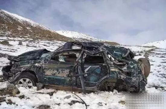 惊魂一刻！6名老人四川雪山自驾翻车1死1伤，背后真相令人揪心