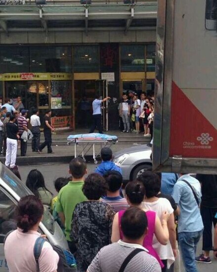 震惊！下班高峰持刀伤17人事件背后：社会安全警钟再响