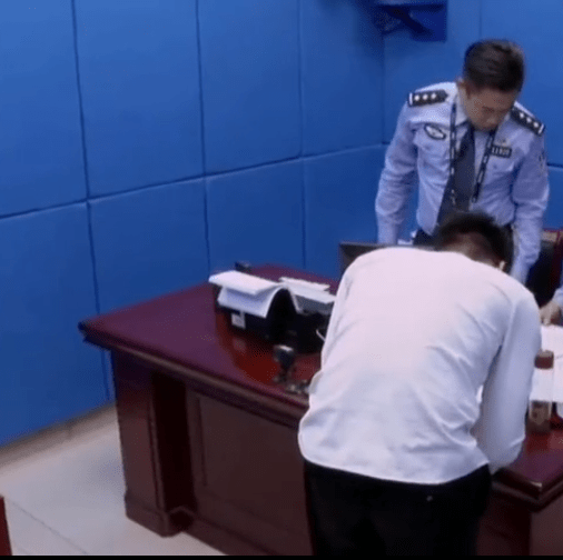 震惊！高管与同事接吻被辞 为何能获赔偿？背后真相令人意外！
