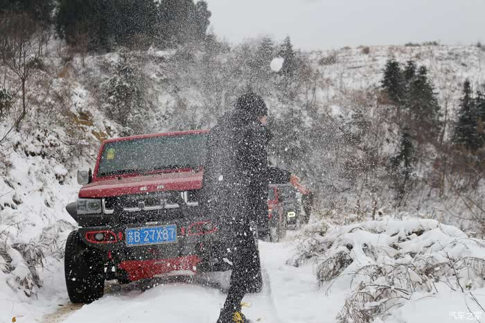 自驾穿越雪山时翻车