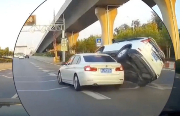 惊魂一幕！高速上演“刀片超车” 两车瞬间报废，生死瞬间曝光！