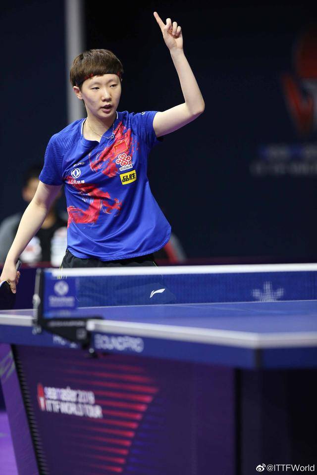 王曼昱4-0横扫张本美和！国乒女单强势晋级，日本新星惨遭碾压！